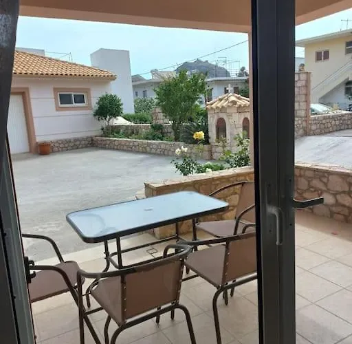 Sophie's Sunny Spot 2 דירה